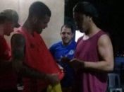 Ronaldinho dá autógrafo em camisa do Flamengo dentro de presídio no Paraguai