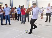 Prefeito entrega quadra revitalizada em escola do Benedito Bentes