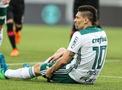 Moises sentiu a coxa no duelo contra o Atlético-PR (Foto: Geraldo Bubniak/AGB/Estadão Conteúdo)