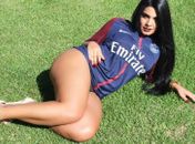 Disposta a conquistar Neymar, musa do PSG faz simpatia e tatuagem. Fotos!