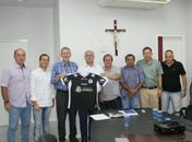 Antes da estreia na Série D, diretoria do ASA presenteia Rogério com camisa oficial