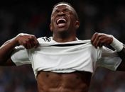 Vinícius Júnior se machuca e deixa o campo chorando em jogo do Real Madrid