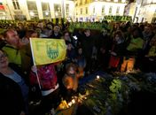 Torcedores lotam praça em Nantes e fazem homenagem a Emiliano Sala