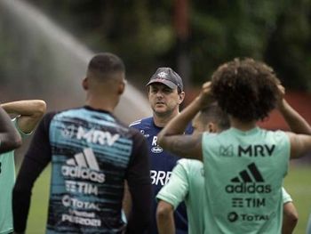 Rogério Ceni conversa com elenco em treino do Flamengo 
