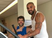 Adriano malha com Juninho Pernambucano e segue plano de voltar à forma ideal