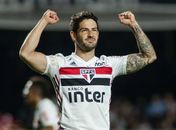 Com 2 de Pato, São Paulo vence o líder Santos de virada