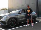 Cristiano Ronaldo ostenta nas redes sociais com carrão de R$ 700 mil