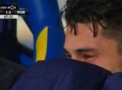 Ex-Grêmio Alex Telles marca em vitória do Porto, mas chora após sair lesionado