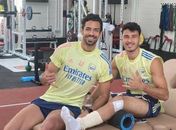 Martinelli ao lado de Pablo Marí
