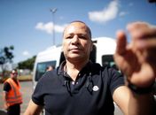 Pai de Neymar pega câmera de fotógrafo em aeroporto