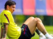 Messi em momento de descanso durante treino do Barcelona
