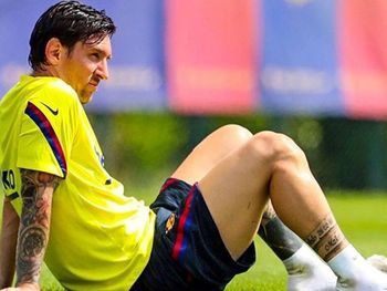Messi em momento de descanso durante treino do Barcelona