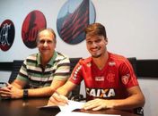 Flamengo anuncia renovações de contratos do lateral Rodinei e do zagueiro Thuler