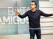 Neto toma banho no ar para comemorar eliminação do São Paulo