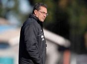 O técnico Vanderlei Luxemburgo comanda atividade no CT do Almirante