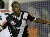 Com passagens por grandes clubes, atacante Alecsandro é anunciado no CSA