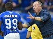 Mano Menezes ressalta que os jogadores devem ter cuidado nas redes sociais (Foto: Mauricio Farias/Light Press)