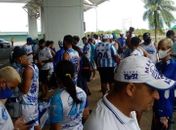 Torcida do CSA faz festa no aeroporto antes no embarque para Florianópolis 
