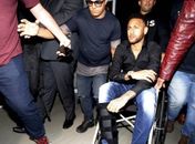Neymar é recebido por fãs ao chegar para prestar depoimento na Cidade da Polícia