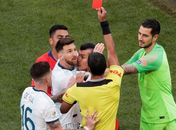 Messi é expulso, mas Argentina vence Chile