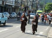 Padres e freiras se destacam em corrida de rua no interior do Rio