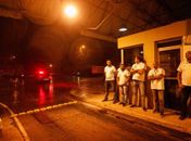 Torcedores do Flamengo vão a aeroporto protestar, mas time sai pelo terminal de cargas