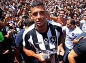 Diego Souza puxa 'Ninguém Cala' e enlouquece torcida do Botafogo