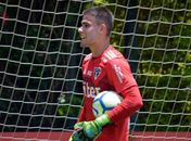 Goleiro do São Paulo é hospitalizado após passar mal durante o treino