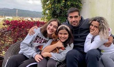 Abel Ferreira passa férias em Portugal ao lado da família

