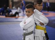 Os irmãos Athylla Torres, de 6 anos e Akyllys torres, de 8 anos treinam em projeto social de José Aldo
