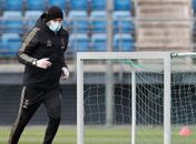 Zidane dá treinos no Real Madrid de máscara e luvas