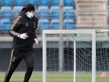Zidane dá treinos no Real Madrid de máscara e luvas