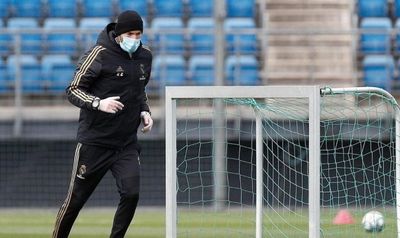 Zidane dá treinos no Real Madrid de máscara e luvas