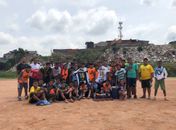 Garotos do projeto recebem as camisas (Divulgação)