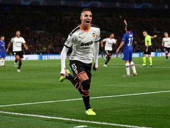 Rodrigo Moreno marcando contra o Chelsea, da Inglaterra. País é novo destino do jogador 