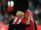 Garoto que emocionou o futebol inglês morre aos seis anos