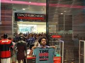Vascaínos provocam o Fla em frente à loja oficial do Rubro-negro e vendedor rebate