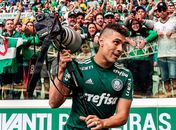 Moisés pegou a câmera de um fotógrafo para usar como cajado e brincar com o apelido profeta (Foto: Ale Cabral/Agif/Estadão Conteúdo)