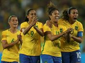 Cristiane (ao lado da Marta) defendeu a Seleção durante 17 anos (Foto: Gonzalo Fuentes/Reuters)