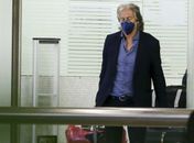 'Deviam pegar o vírus': Jorge Jesus se irrita com presença de jornalistas na chegada a Portugal