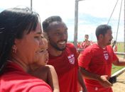 Claudinei junto com a torcida