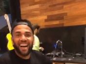 Daniel Alves fala sobre pagode e rebate jornalista do 'Fox Sports': 'Aqui só tem verdade, mentira é com vocês'