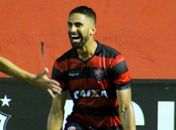 Postura do Corinthians para contratar Tréllez irrita o Vitória