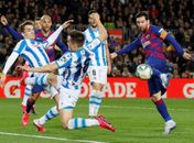 Lance do jogo entre Barcelona e Real Sociedad pelo Espanhol antes da paralisação