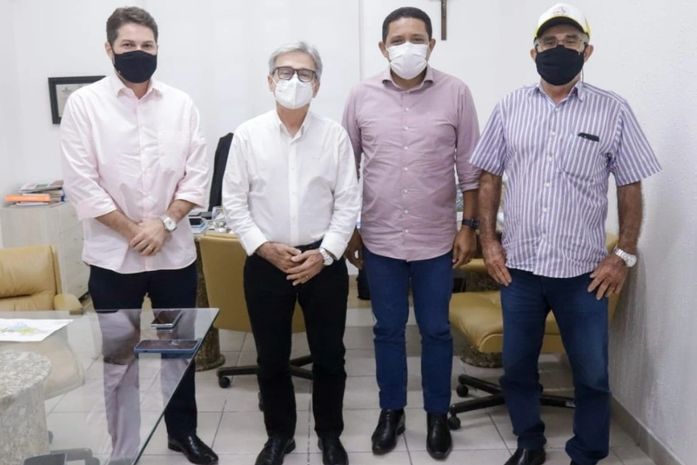 Júlio Cezar e Petrúcio Barbosa se reúnem com a Casal em Maceió