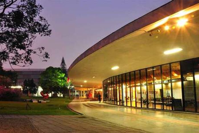 MP investiga vídeo em que criança interage com homem nu no MAM