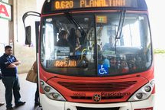 Lei torna preferenciais todos os assentos do transporte público no DF