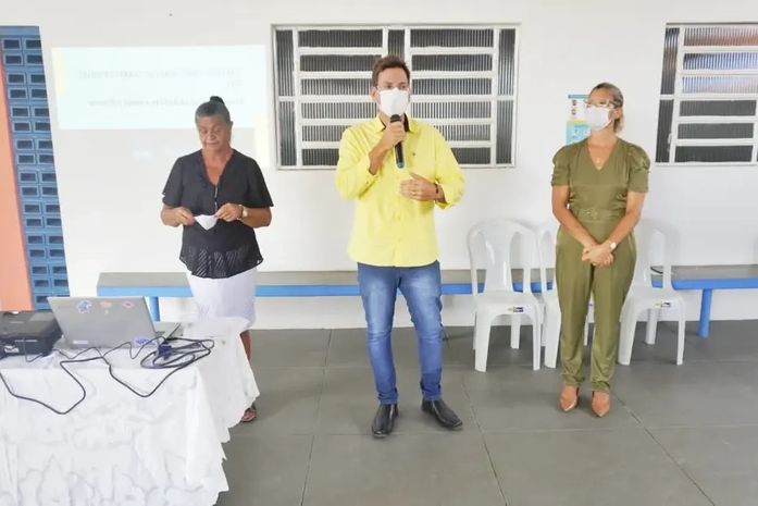 Secretário de Educação se reúne com gestores escolares