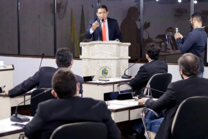 Prefeito Júlio Cezar participa de sessão na Câmara de Vereadores e apresenta pacote de  de melhorias para o município