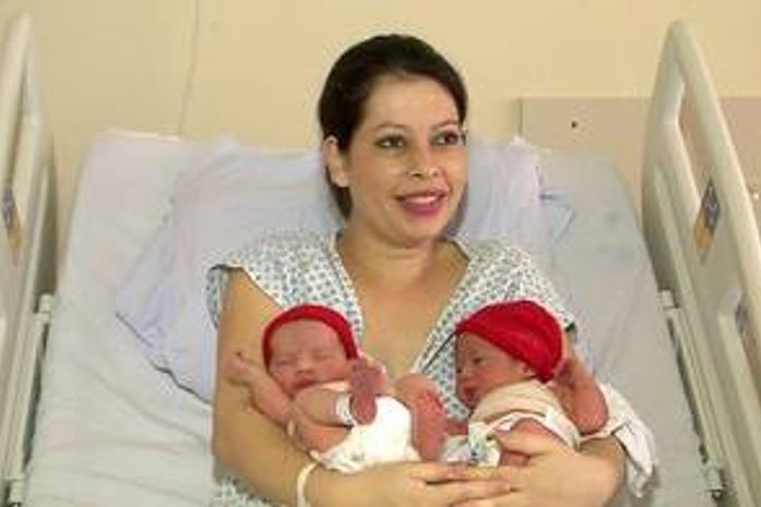Gêmeos nascem de parto normal em anos diferentes